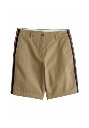 Khakifarbene Shorts mit Knopf und Reißverschluss vorne, Gürtelschlaufen, schrägen Vordertaschen und marineblauen sowie roten Streifen entlang der Seitennähte.
