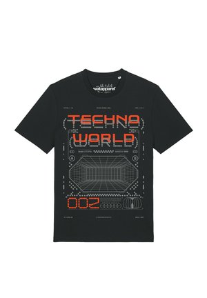 Zwart T-shirt met rode tekst "TECHNO WORLD 002" en een futuristisch grijs rasterontwerp aan de voorkant.