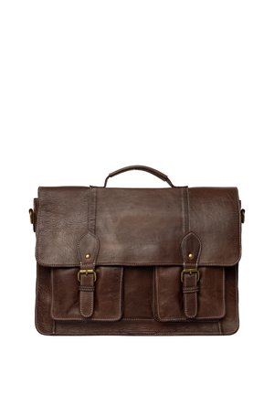 Braune Leder-Umhängetasche mit flacher Vorderseite, zwei äußeren Taschen und Akzenten aus Messing. Glatte Textur, Tragegriff oben und Schulterriemen.