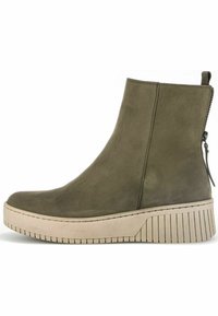 Stivale alla caviglia verde oliva con una texture liscia, zip laterale e suola chunky color crema caratterizzata da rigature verticali per una migliore presa.
