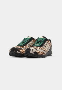 adidas Originals ADIZERO ADIOS OG - Baskets basses - grey two/core black/court green