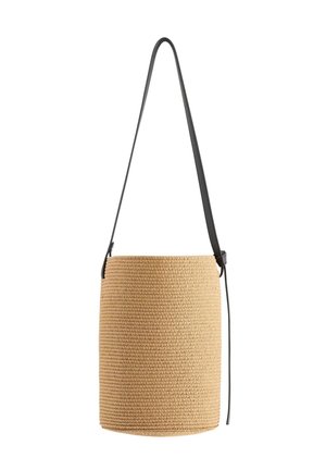 Cylindrisk vævet halmspand taske med lang justerbar sort læder skulderrem.