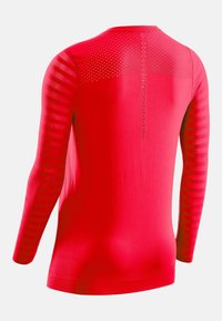 Červené sportovní tričko s dlouhým rukávem, s hladkým předním dílem, pruhovanými rukávy a síťovaným zadním panelem pro lepší ventilaci. Celé hladké textury.