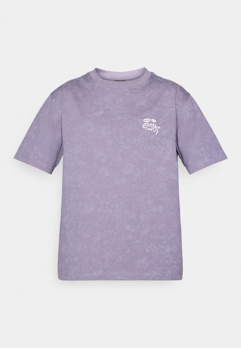 Lavendelfarbenes Baumwoll-T-Shirt mit kurzen Ärmeln, dezentem Batik-Effekt und kleinem weißen Grafiklogo auf der linken Brust.