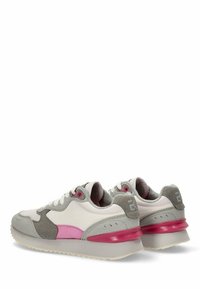 Zapatillas gris y blancas con acentos en rosa y gris; material de malla y ante; punta redondeada; suela de goma con un talón grueso y acolchado.