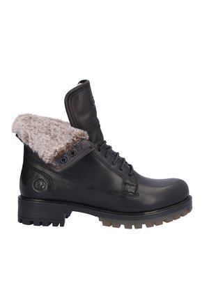 Bota corta de cuero negro con forro de piel gris plegable, cierre de cordones en la parte delantera y suela gruesa de goma para uso resistente en invierno.