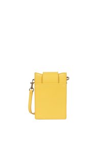 Sac bandoulière en cuir jaune au design structuré, avec un rabat, une bandoulière ajustable et une texture lisse. Présente des détails de couture minimaux.