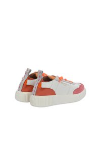 Weiße und korallenfarbene Sneakers mit orangefarbenen Schnürsenkeln und grauen Akzenten. Strukturiertes Material mit einer geriffelten weißen Sohle und auffälligen Details hinten.