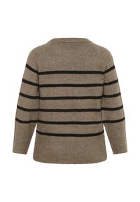 Pull beige avec des rayures noires horizontales, en tissu tricoté texturé, doté d'un grand col rond et d'une finition côtelée aux bords et aux poignets.