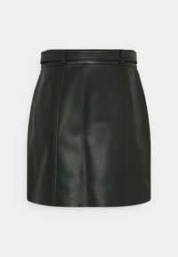 Mini-jupe noire en simili cuir avec taille haute et passants pour ceinture, avec des détails de coutures verticales à l'avant.
