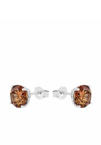 Pendientes de perno de plata de ley con piedras preciosas marrones redondas y facetadas, que cuentan con un engaste de cuatro garras y respaldos de mariposa.