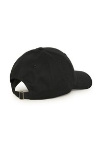 Gorra de béisbol de algodón negra con visera curvada, correa ajustable en la parte posterior y agujeros de ventilación en la parte superior. Textura suave.