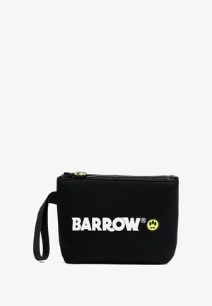 Czarna prostokątna saszetka z paskiem na nadgarstek, zamkiem błyskawicznym, białym napisem "BARROW" i małym żółtym logo łapy z przodu.