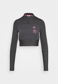 Czarna, szara, długosleeve, krótka bluzka sportowa z różowym logo Nike, napisem "Since 1972", pół zamkiem błyskawicznym oraz prążkowaną teksturą na rękawach i kołnierzu.