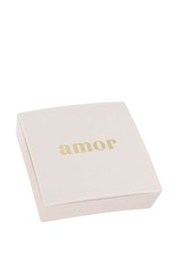 Fyrkantig låda i mjuk rosa med en slät yta. Locket har "amor" i guldskrift, centrerat och tydligt.