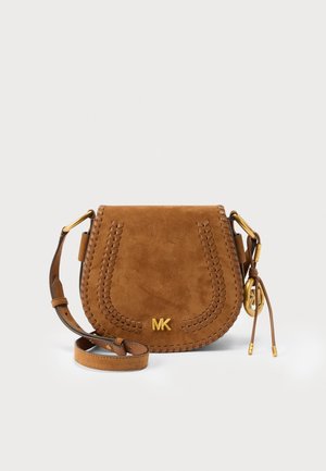 Pruun seemisõlakott punutud äärega, reguleeritava rihma, kuldsete detailide ja eest MK logoga.