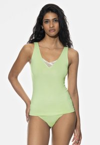 Jasnozielony top na ramiączkach z dekoltem w serek i cienkimi szelkami, ozdobiony koronkowym akcentem przy dekolcie, w zestawie z pasującymi majtkami bikini.