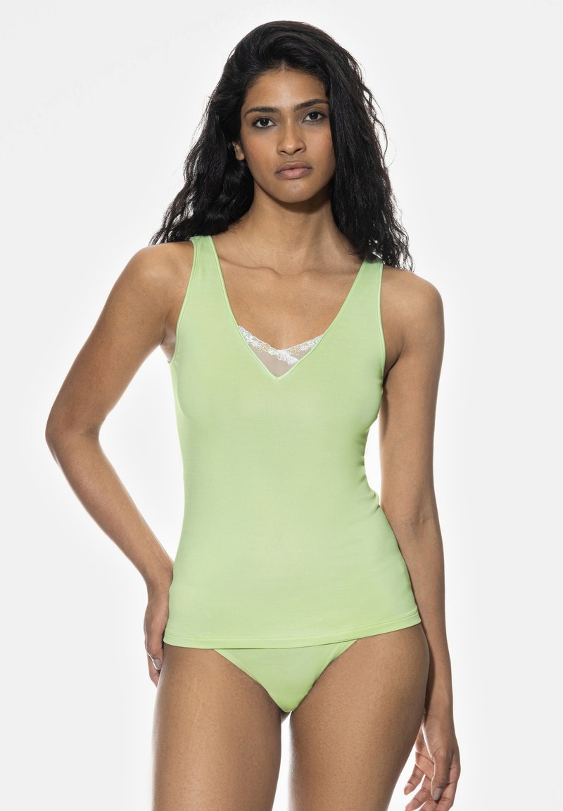 Jasnozielony top na ramiączkach z dekoltem w serek i cienkimi szelkami, ozdobiony koronkowym akcentem przy dekolcie, w zestawie z pasującymi majtkami bikini.