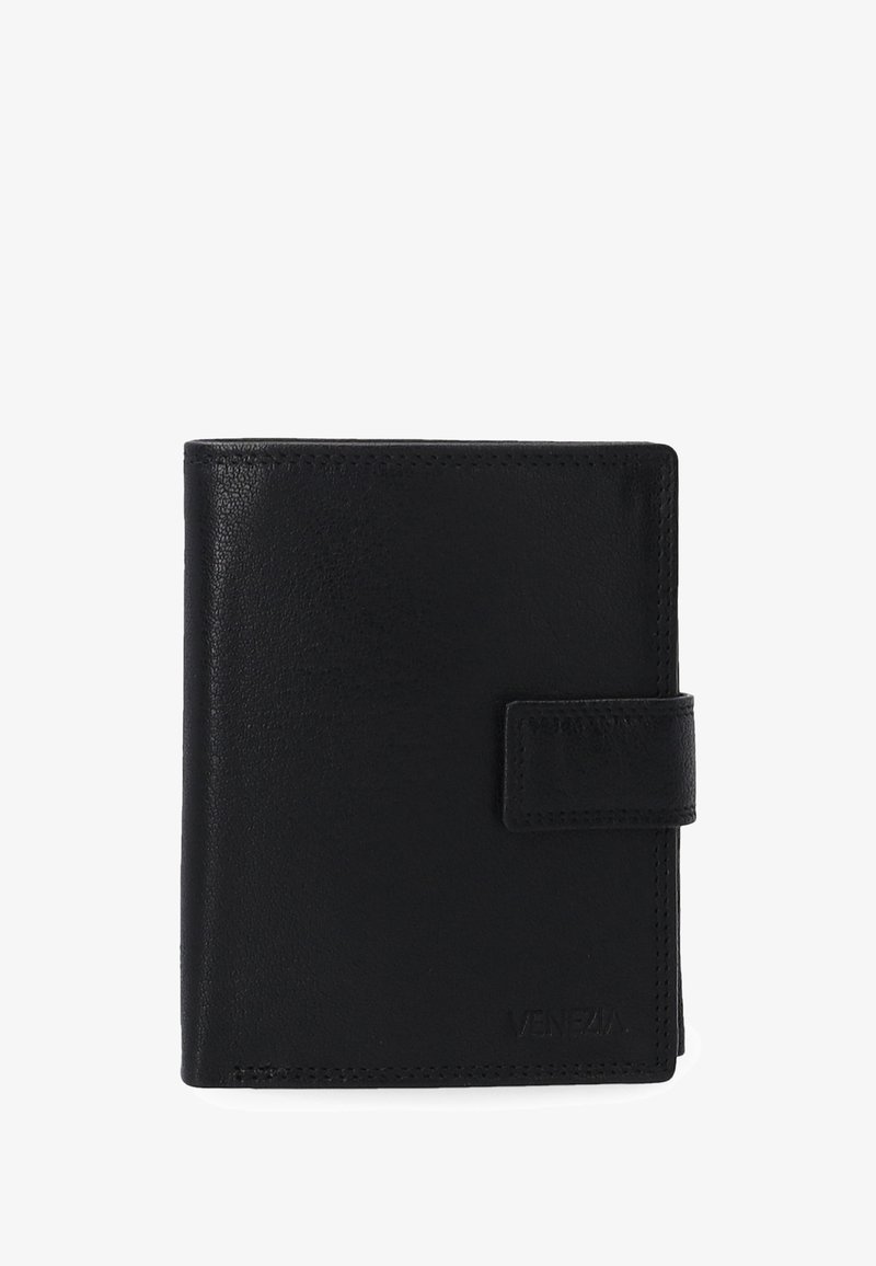 Sort læderpung med glat tekstur, rektangulær form og frontklaplukning. Har et præget mærkenavn nederst.