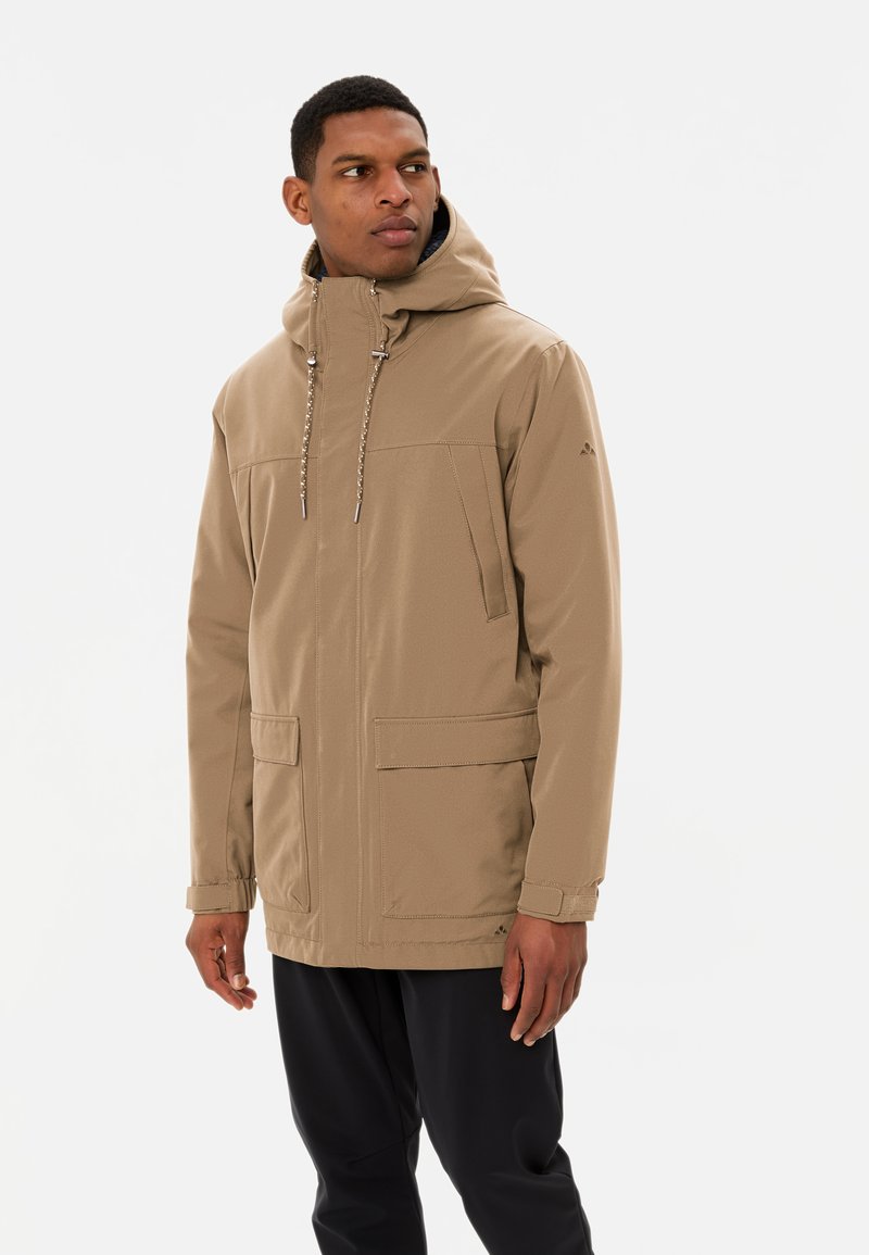 Beige zip-up jack met een capuchon, zijzakken, verstelbare trekkoorddetails en een gladde, waterafstotende stofafwerking.