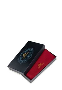 Scatola regalo nera con design blu ornate e testo dorato, contenente un panno rosso o un accessorio. La scatola ha una finitura liscia e una forma angolare.