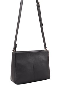 Sac en cuir noir à bandoulière, de forme rectangulaire, à la texture lisse, avec une sangle ajustable et sans détails métalliques visibles.