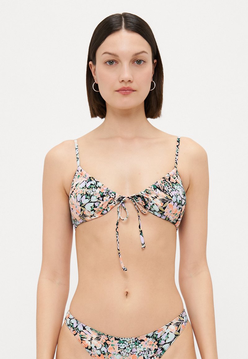 Bikini-setet har ett blommönster i pastellfärger, justerbara axelband, en knut fram och en matchande botten med låg midja.