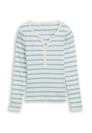 Wit topje met lange mouwen en lichtblauwe horizontale strepen, ronde halslijn en een halve knoopsluiting aan de voorkant.