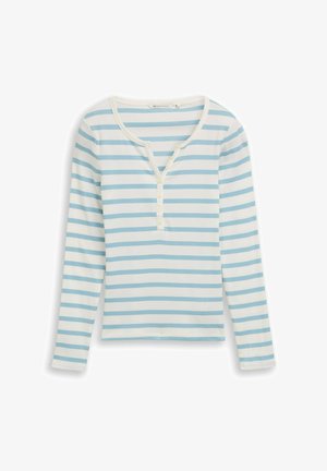 Wit topje met lange mouwen en lichtblauwe horizontale strepen, ronde halslijn en een halve knoopsluiting aan de voorkant.