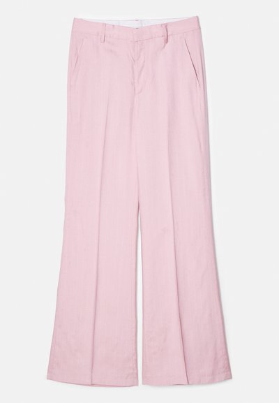 Pantalons roses taille haute avec une jambe large, dotés de rayures verticales, de deux poches avant et d'une texture de tissu lisse.