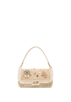 Sac à main tissé beige avec des bords à franges, décoré de motifs d'œil bleu et de coquillages, et doté d'une fermeture à tour dorée.