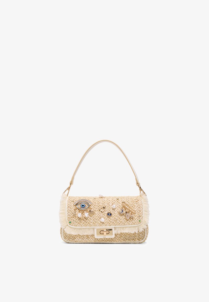 Sac à main tissé beige avec des bords à franges, décoré de motifs d'œil bleu et de coquillages, et doté d'une fermeture à tour dorée.