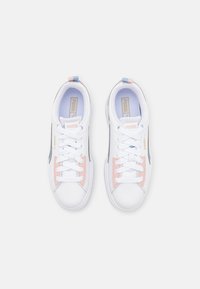 Zapatillas blancas con acentos en rosa y azul, diseño con cordones, textura suave y suela de goma, con un logo en la lengüeta.