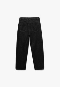 Schwarze Denim-Jeans mit geradem Schnitt, zwei Gesäßtaschen und einem Gürtelschlaufen, mit einer weichen Textur und minimalen Nähdetails.