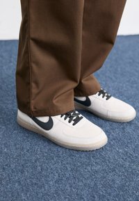Unselected, lidht orewood brown/black