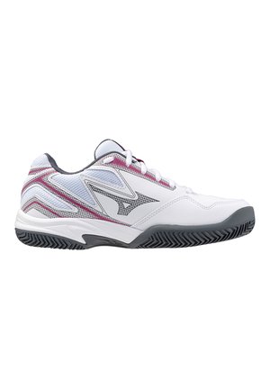 Zapatilla deportiva blanca con parte superior de malla que presenta acentos en rosa y gris, detalles negros con patrón y una suela de goma texturizada.