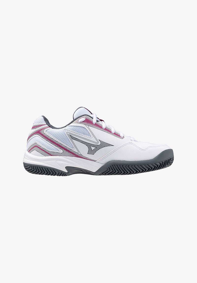 Zapatilla deportiva blanca con parte superior de malla que presenta acentos en rosa y gris, detalles negros con patrón y una suela de goma texturizada.