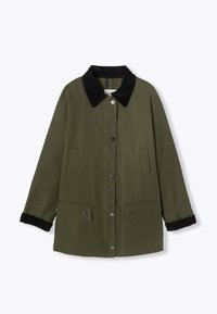 Manteau vert olive avec un col en velours côtelé noir, des boutons-pression et deux poches avant. Présente une coupe décontractée et des manches longues avec des poignets en tricot.