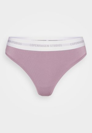 Lavendel thong undertøy med en hvit elastisk midjebånd med "Copenhagen Studios" trykket i grått. Glatt tekstur og elastisk stoff.