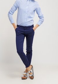 Zalando Essentials Chino - dark blue