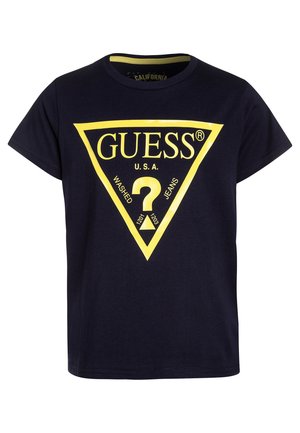 Camiseta azul marino de manga corta con un gran logo amarillo de Guess y un signo de interrogación dentro de un triángulo invertido en la parte delantera.
