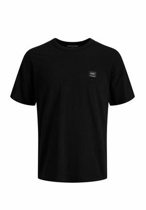 T-shirt noir à manches courtes et col rond avec une petite étiquette carrée sur la poitrine gauche indiquant « Nous sommes mieux d'être heureux. »