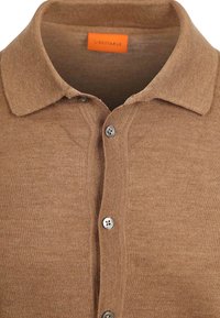 Bruine gebreide polo shirt met een kraag, voorzien van een knoopsluiting en metalen knopen. Het label geeft "Suitable" aan in het oranje.