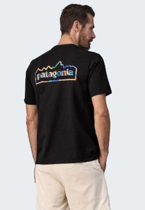 Černé bavlněné tričko s krátkým rukávem, na zadní straně s barevným logem "Patagonia" a grafikou hory.