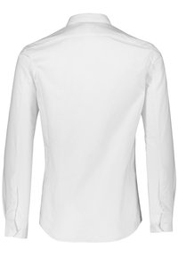 Camisa blanca de manga larga con cuello clásico, puños abotonados y una textura tejida suave. Sin patrones o adornos visibles.