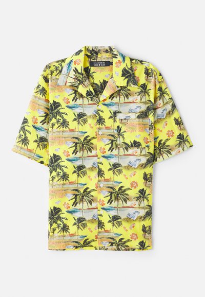 Cămașă galbenă cu mânecă scurtă, prezentând un imprimeu tropical cu palmieri, plaje și modele florale. Design cu nasturi și un buzunar pe piept.
