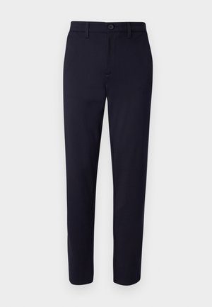 Pantaloni navy con vestibilità slim, caratterizzati da un design a vita piatta, passanti per cintura, chiusura con bottone e una texture di tessuto liscia.