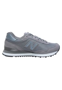 Baskets grises New Balance avec tige en mesh et suède, design à lacets, semelle en caoutchouc blanche et noire, vues de profil.