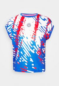 Triko s krátkým rukávem vyrobené z prodyšné síťoviny. Má červený, modrý a bílý abstraktní vzor s kulatým logem na hrudi.