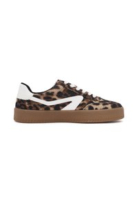 Sneakers in stampa leopardata realizzati in suede, con accenti bianchi, chiusura con lacci e una suola in gomma marrone con battistrada testurizzato.